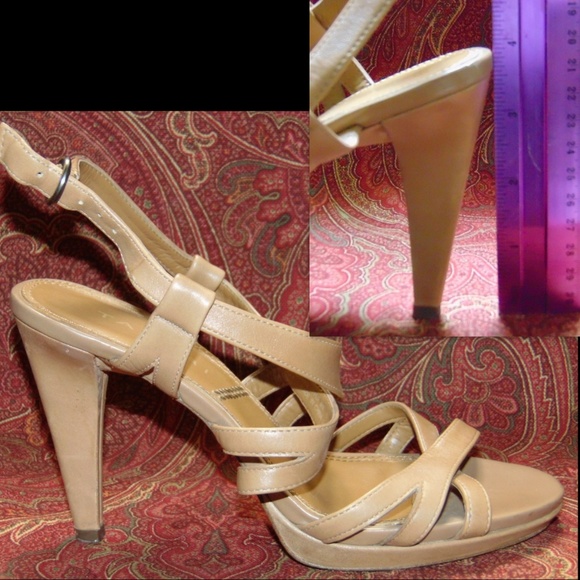 TAHARI beige sandals 6/6.5 w/3 3/4" heel 💥🕚 - Picture 2 of 7